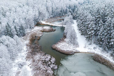 Luftaufnahme der schneebedeckten Winterlandschaft der Zaisa-Bucht im Kaunas-Stausee, Litauen. - AAEF12746