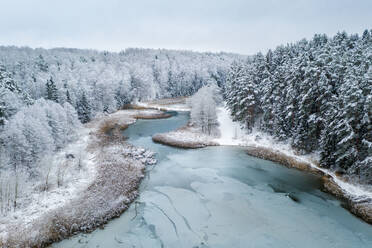 Luftaufnahme der schneebedeckten Winterlandschaft der Zaisa-Bucht im Kaunas-Stausee, Litauen. - AAEF12749