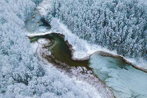 Luftaufnahme einer zugefrorenen Flusslandschaft im Winter in der Nähe von Kaunas, Litauen - AAEF12753