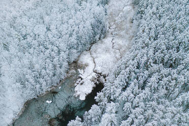 Luftaufnahme einer zugefrorenen Flusslandschaft im Winter in der Nähe von Kaunas, Litauen - AAEF12754