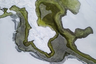 Luftaufnahme von abstrakten gefrorenen Kunstwerken in der Nähe von Kaunas, Litauen. - AAEF12762
