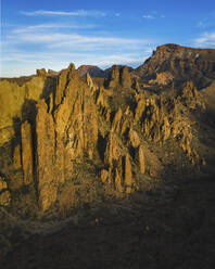 Luftaufnahme von Los Roques de Garcia im Teide-Nationalpark, Teneriffa, Kanarische Inseln, Spanien. - AAEF12767