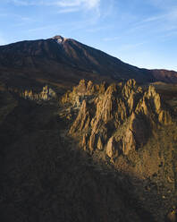 Luftaufnahme des Berges Teide und Los Roques de Garcia auf Teneriffa, Kanarische Inseln, Spanien. - AAEF12768