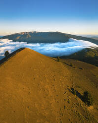 Panoramablick auf die Landschaft der Insel La Palma am Morgen mit Wolken im Hintergrund, Kanarische Inseln, Spanien. - AAEF12785