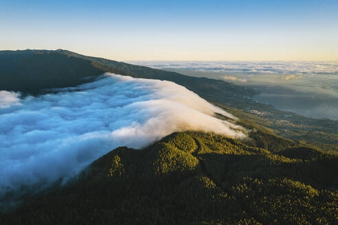 Luftaufnahme der Naturlandschaft der Insel La Palma früh am Morgen mit Santa Cruz im Hintergrund bei Sonnenaufgang, Kanarische Inseln, Spanien. - AAEF12788