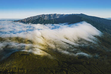 Luftaufnahme der Landschaft der Insel La Palma mit Wolkenbildung auf einem Bergkamm, Kanarische Inseln, Spanien. - AAEF12789