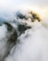 Luftaufnahme der mystischen Wolken im Nationalpark Caldera de Taburiente, Insel La Palma, Kanarische Inseln, Spanien. - AAEF12795