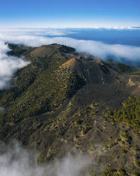 Luftaufnahme der Vulkane der Cumbre Vieja (Vulkan Duraznero und Vulkan Deseada) auf der Insel La Palma bei Villa de Marzo, Kanarische Inseln, Spanien. - AAEF12801