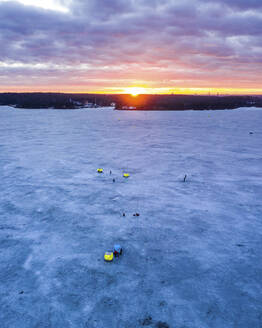 Luftaufnahme von Fischern beim Eisfischen auf dem zugefrorenen Fluss Neman in Kaunas, Nationalpark Kauno Mariu, Litauen. - AAEF12817