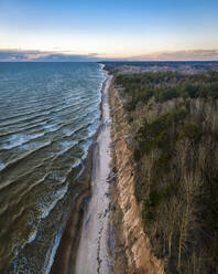 Luftaufnahme einer angespülten Küstenklippe in der Nähe der Ostsee in Karkle, Klaipeda, Litauen. - AAEF12822