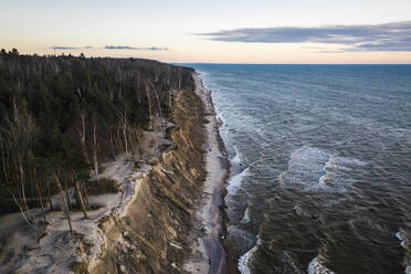 Luftaufnahme der angespülten Küstenklippe namens Dutchman's Cap in der Nähe der Ostsee in Karkle, Klaipeda, Litauen. - AAEF12825