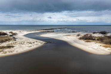Luftaufnahme der Mündung des Flusses Sventoji in die Ostsee, Sventoji, Litauen. - AAEF12834