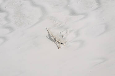 Luftaufnahme der weißen Sandstrandlandschaft auf der Kurischen Nehrung nahe der Ostsee in Klaipeda, Litauen. - AAEF12836