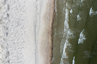 Luftaufnahme der wilden Strandlandschaft der Ostseeküste auf der Kurischen Nehrung bei Klaipeda, Litauen. - AAEF12840