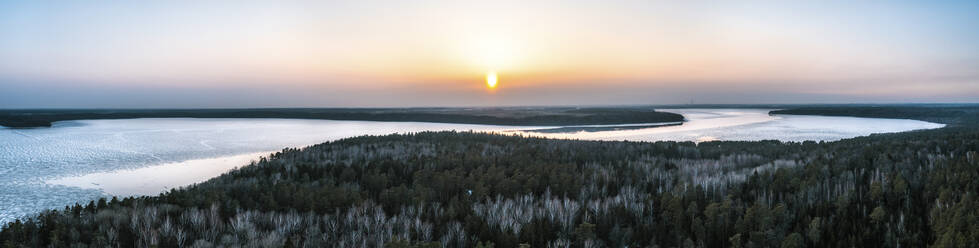 Panoramablick aus der Luft auf die Naturlandschaft des Kaunas-Stausees im Frühling während des Sonnenuntergangs, Kaunas, Litauen. - AAEF12862