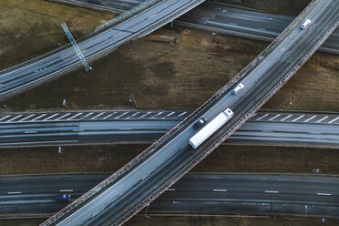 Luftaufnahme eines weißen Lastwagens auf der Autobahn in Kaunas, Litauen. - AAEF12892