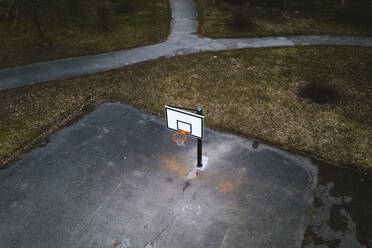 Luftaufnahme eines alten Basketballplatzes aus Beton in einem sowjetischen Vorort in Kaunas, Litauen. - AAEF12912