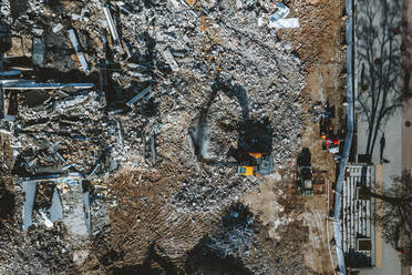 Luftaufnahme des Abrissprozesses eines alten Gebäudes auf einer Baustelle in Kaunas, Litauen. - AAEF12918