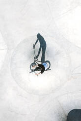 Luftaufnahme von BMX-Fahrer Silhouette Schatten stehen in der Skatepark in der Nähe von Panevezys, Litauen. - AAEF12940