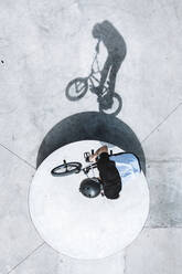 Luftaufnahme von BMX-Fahrer Silhouette Schatten tun einen Sprung auf Beton-Element in Skatepark in Panevezys, Litauen. - AAEF12946