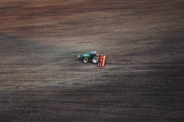 Luftaufnahme von Landmaschinen bei der Arbeit auf landwirtschaftlichen Flächen in der Nähe von Kaunas, Litauen. - AAEF12988