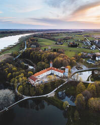 Luftaufnahme der Burg Panemune in der Nähe des Flusses Neman im Bezirk Jurbarkas, Skirsnemune, Litauen. - AAEF12998