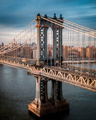 Luftaufnahme der Manhattan-Brücke von Brooklyn, auch bekannt als Dumbo in New York City, USA - AAEF13004