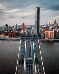 Luftaufnahme der leeren Straßen über der Manhattan Bridge während des Covid in New York City, USA - AAEF13005