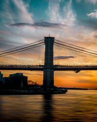 Luftaufnahme über den East River von der Brooklyn Birdge bei Sonnenuntergang in New York City, USA - AAEF13006