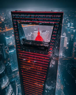 Luftaufnahme des IFC und des Jin Mao-Turms bei eingeschalteter Beleuchtung in Shanghai, China. - AAEF13029