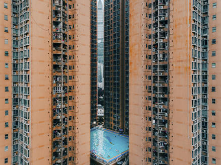 Luftaufnahme des Wohnviertels von Shenzhen mit einem Swimmingpool zwischen den Gebäuden, Shenzhen, China. - AAEF13053