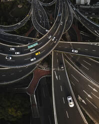 Luftaufnahme von Fahrzeugen, die eine komplexe Straßenkreuzung im Top City Garden im Huangpu District, Shanghai, China, befahren. - AAEF13054