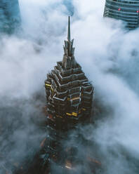 Luftaufnahme eines Wolkenkratzers zwischen den Wolken im Finanzviertel von Shanghai, Shanghai, China. - AAEF13059