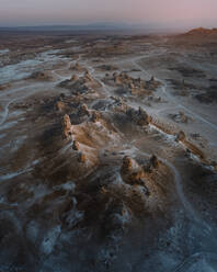 Luftaufnahme der Trona Pinnacles in der Wüste bei Sonnenuntergang, Trona, Kalifornien, Vereinigte Staaten. - AAEF13068