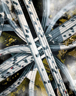 Luftaufnahme einer belebten Autobahnkreuzung mit Fahrzeugen auf der Straße, Los Angeles, Kalifornien, Vereinigte Staaten. - AAEF13070