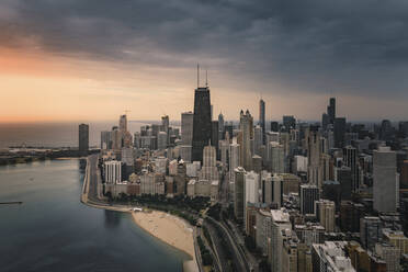 Luftaufnahme der Skyline von Chicago über dem Michigansee bei Sonnenuntergang, Chicago, Illinois, Vereinigte Staaten. - AAEF13071