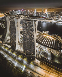 Luftaufnahme der Marina Bay in Singapur mit der Skyline der Stadt im Hintergrund bei Nacht, Singapur. - AAEF13075