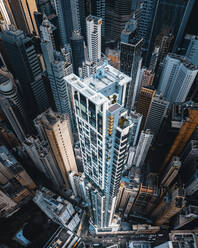 Luftaufnahme eines Wohn-Wolkenkratzers in der Innenstadt von Hongkong, Hongkong. - AAEF13089