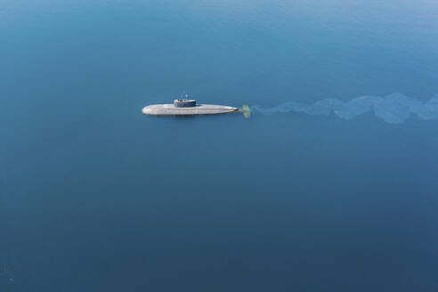 Luftaufnahme eines U-Boots, das die Bucht Bukhta Patrol in Wladiwostok, Primorski Krai, Russland, durchquert. - AAEF13093
