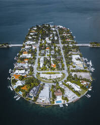 Luftaufnahme von San Marco Island, einem luxuriösen Wohnviertel zwischen venezianischen Inseln in der Biscayne Bay, Miami Beach, Florida, Vereinigte Staaten. - AAEF13111