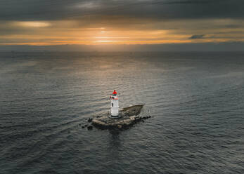 Luftaufnahme des Tokarevskaya-Katzen-Leuchtturms auf einer kleinen Insel bei Sonnenuntergang, Wladiwostok, Primorski-Region, Russland. - AAEF13122