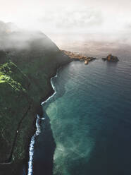 Luftaufnahme der wilden Küstenlinie der Insel Madeira mit Blick auf den Atlantischen Ozean, Madeira, Portugal. - AAEF13130