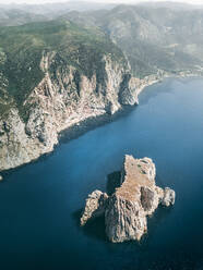 Luftaufnahme der felsigen Landzunge und der Klippen am Mittelmeer bei Porto Flavia, Sardinien, Italien. - AAEF13133