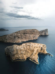 Luftaufnahme der Insel Foradada mit hohen Klippen am Mittelmeer, Sardinien, Italien. - AAEF13137