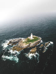 Luftaufnahme des Godrevy-Leuchtturms, eines solarbetriebenen Turms auf einer kleinen Insel in der Keltischen See, Vereinigtes Königreich. - AAEF13149