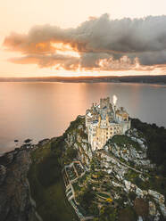 Luftaufnahme von St. Michael Castle, einem schönen Wahrzeichen auf der Insel Mount St. Michael in Cornwall, Vereinigtes Königreich. - AAEF13151