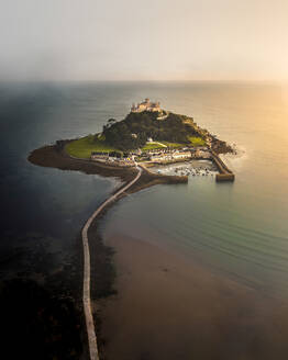 Luftaufnahme von St. Michael Castle, einem schönen Wahrzeichen auf der Insel Mount St. Michael in Cornwall, Vereinigtes Königreich. - AAEF13152