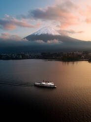 Luftaufnahme des Berges Fuji und des Kawaguchi-Sees bei Sonnenuntergang, Fujikawaguchiko, Minamitsuru, Yamanashi, Japan. - AAEF13159