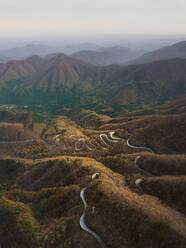 Luftaufnahme einer Panoramastraße auf einer Bergkuppe, die die Berge in Nikko Shi, Tochigi, Japan, durchquert. - AAEF13162