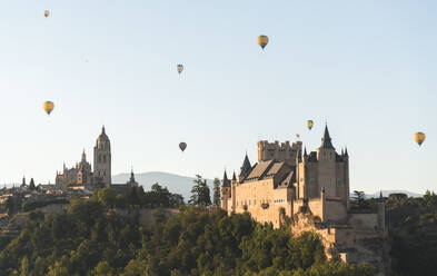 Spanien, Kastilien und Leon, Segovia, Heißluftballons fliegen über die Kathedrale von Segovia und den Alcazar von Segovia - JAQF00691